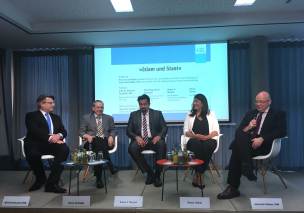 v.l.: Bayerns Justizminister Prof. Dr. Winfried Bausback, MinR Mag. Oliver Henhapel, Leiter des Kultusamtes im Bundeskanzleramt Österreich, Aiman A. Mazyek, Vorsitzender des Zentralrats der Muslime in Deutschland, Düzen Tekkal, Journalistin, Alexander Radwan, MdB. v.l.: Bayerns Justizminister Prof. Dr. Winfried Bausback, MinR Mag. Oliver Henhapel, Leiter des Kultusamtes im Bundeskanzleramt Österreich, Aiman A. Mazyek, Vorsitzender des Zentralrats der Muslime in Deutschland, Düzen Tekkal, Journalistin, Alexander Radwan, MdB.