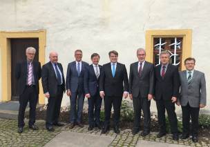 v.l.: RiAG Peter Neuner, Walter Leupold, der Präsident des Landgerichtes Weiden, Bürgermeister Franz Stahl, Tobias Reiß, MdL; Bayerns Justizminister Prof. Dr. Bausback, DirAG Thomas Weiß, Mitarbeiter Manfred Heldmann und Konrad Schedl. v.l.: RiAG Peter Neuner, Walter Leupold, der Präsident des Landgerichtes Weiden, Bürgermeister Franz Stahl, Tobias Reiß, MdL; Bayerns Justizminister Prof. Dr. Bausback, DirAG Thomas Weiß, Mitarbeiter Manfred Heldmann und Konrad Schedl.