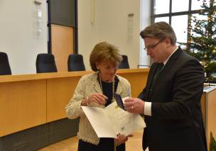 Bayerns Justizminister Prof. Dr. Winfried Bausback überreicht die Justizmedaille an Frau Dr. Charlotte Knobloch Bayerns Justizminister Prof. Dr. Winfried Bausback überreicht die Justizmedaille an Frau Dr. Charlotte Knobloch