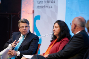 v.l.: Bayerns Justizminister Prof. Dr. Winfried Bausback, Publizistin Dr. Necla Kelek, Vizepräsident des Bundesverfassungsgerichts Prof. Dr. Ferdinand Kirchhof© Bayerische Staatskanzlei | Henning Schacht v.l.: Bayerns Justizminister Prof. Dr. Winfried Bausback, Publizistin Dr. Necla Kelek, Vizepräsident des Bundesverfassungsgerichts Prof. Dr. Ferdinand Kirchhof© Bayerische Staatskanzlei | Henning Schacht