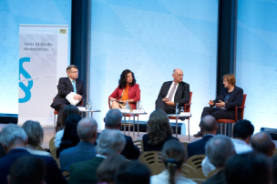 v.l.: Bayerns Justizminister Prof. Dr. Winfried Bausback, Publizistin Dr. Necla Kelek, Vizepräsident des Bundesverfassungsgerichts Prof. Dr. Ferdinand Kirchhof, Islamwissenschaftlerin Prof. Dr. Christine Schirrmacher© Bayerische Staatskanzlei | Henning Schacht v.l.: Bayerns Justizminister Prof. Dr. Winfried Bausback, Publizistin Dr. Necla Kelek, Vizepräsident des Bundesverfassungsgerichts Prof. Dr. Ferdinand Kirchhof, Islamwissenschaftlerin Prof. Dr. Christine Schirrmacher© Bayerische Staatskanzlei | Henning Schacht