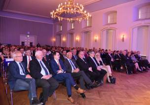 Bei allen Veranstaltungen war der Andrang so groß, dass die Veranstaltungssäle bis auf den letzten Platz gefüllt waren. Bei allen Veranstaltungen war der Andrang so groß, dass die Veranstaltungssäle bis auf den letzten Platz gefüllt waren.