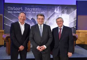 Bayerns Justizminister Prof. Dr. Winfried Bausback mit Thorsten Otto (li.) und Prof. Dr. Wolfgang Eisenmenger (re.). Bayerns Justizminister Prof. Dr. Winfried Bausback mit Thorsten Otto (li.) und Prof. Dr. Wolfgang Eisenmenger (re.).