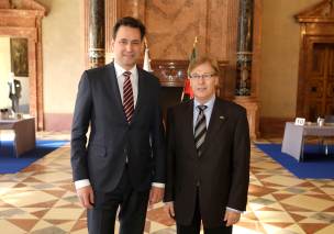 Bayerns Justizminister Georg Eisenreich mit  dem Justizminister des Landes Nordrhein-Westfalen Peter Biesenbach