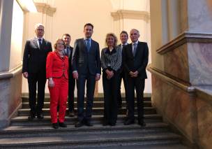 Justizminister Georg Eisenreich mit Vertretern des Rechtspflegerverbands im Münchner Justizpalast