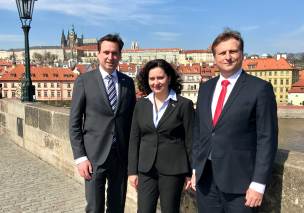 Justizminister Georg Eisenreich mit der Generalkonsulin in München Kristina Larischová und dem tschechischen Amtskollegen Jan Knezínek