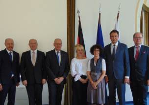 Justizminister Georg Eisenreich mit Generalstaatsanwalt Reinhard Röttle und weiteren Teilnehmerinnen und Teilnehmern der Tagung