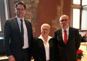 Justizminister Georg Eisenreich mit der neuen Präsidentin Dr. Luitgard Barthels und dem scheidenden Präsidenten Dr. Johannes Ebert