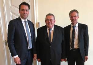 Justizminister Georg Eisenreich mit Herbert Potzel (Mi.) und Martin Dippold (re.)