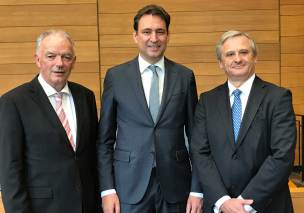 Justizminister Georg Eisenreich mit Prof. Dr. Ludwig Kroiß (li.) und Dr. Rupert Stadler (re.)
