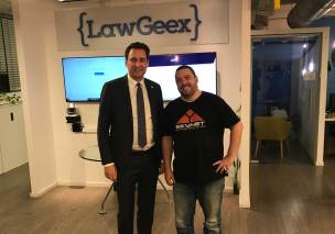 Justizminister Georg Eisenreich beim Besuch des Legal Tech StartUps "LawGeex"