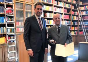 Foto von Bayerns Justizminister Georg Eisenreich mit dem Geehrten Herrn Dr. Peter Kapitza