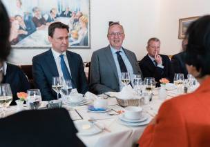 Justizminister Georg Eisenreich beim gemeinsamen Mittagessen mit Mitgliedern des Kuratoriums und des Stiftungsrats der Internationalen Akademie Nürnberger Prinzipien © Internationale Akademie Nürnberger Prinzipien/LÉROT