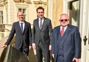 Bayerns Justizminister Georg Eisenreich mit Botschafter Christoph Israng und Generalstaatsanwalt von Bamberg Thomas Janovsky