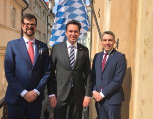 Bayerns Justizminister Georg Eisenreich mit Herrn Dr. Lachmann und Herrn Vickers von der Bayerischen Repräsentanz in Prag