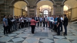 Regensburger Domspatzen beim Vorsingen in der Eingangshalle des Justizpalastes