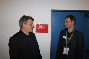 v.l.: Bayerns Justizminister Bausback lässt sich von Michael Jablonski, Geschäftsführer der Firma GQS GmbH, den Ablauf einer Dopingkontrolle erläutern v.l.: Bayerns Justizminister Bausback lässt sich von Michael Jablonski, Geschäftsführer der Firma GQS GmbH, den Ablauf einer Dopingkontrolle erläutern