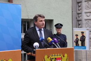 Bayerns Justizminister Bausback bei der Pressekonferenz Bayerns Justizminister Bausback bei der Pressekonferenz