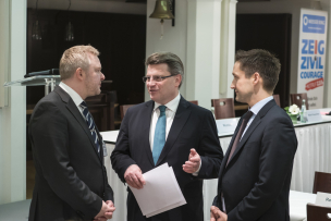 v.l.: Prof. Dr. Scheithauer,  Freie Universität Berlin, Bayerns Justizminister Bausback, Hannes Hedke, Leiter des Büros des bay. Staatsministers © Bayerische Staatskanzlei I Henning Schacht