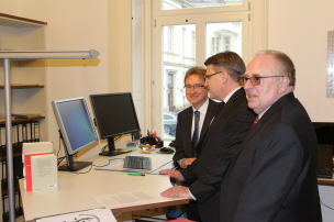 v.l.: Staatsanwalt in der ZCB, Thomas Goger, Bayerns Justizminister Bausback, Bamberger Generalstaatsanwalt Thomas Janovsky