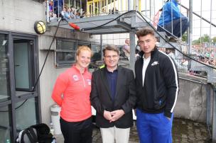 v.l.: Betty Heidler, die aktuelle Weltrekordhalterin im Hammerwerfen, Bayerns Justizminister Bausback und David Storl, der amtierende Weltmeister im Kugelstoßen v.l.: Betty Heidler, die aktuelle Weltrekordhalterin im Hammerwerfen, Bayerns Justizminister Bausback und David Storl, der amtierende Weltmeister im Kugelstoßen