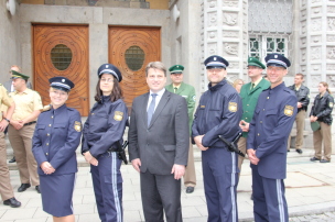 Bayerns Justizminister Bausback mit vier Justizbediensteten in neuer Uniform Bayerns Justizminister Bausback mit vier Justizbediensteten in neuer Uniform