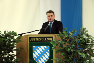 Bayerns Justizminister Bausback bei der Einweihung der Justizvollzugsanstalt Augsburg-Gablingen