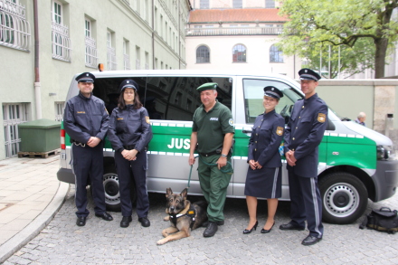 Die vier Justizbediensteten in neuer Uniform erkennt man an der blauen Farbe ihrer Uniformen Die vier Justizbediensteten in neuer Uniform erkennt man an der blauen Farbe ihrer Uniformen
