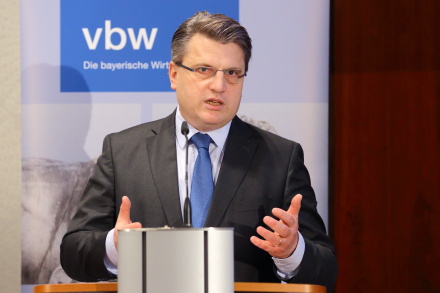 v.l.: Bayerns Justizminister Bausback © vbw-Vereinigung der Bayerischen Wirtschaft e.V. I Stefan Obermeier