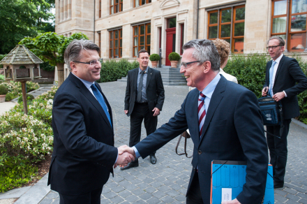 Bayerns Justizminister Bausback mit Bundesinnenminister Dr. Thomas de Maizière © fk/ph