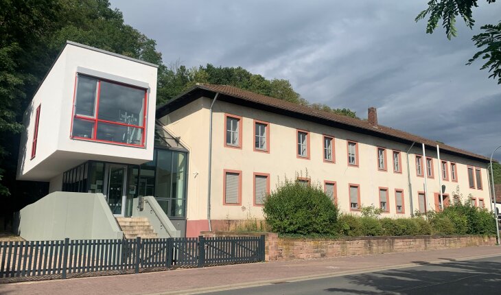 Nebengebäude Frontalansicht Schmal Nebengebäude Frontalansicht Schmal