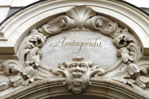 Ansicht des Eingangsbogens über dem Außeneingang des Amtsgerichts Neuburg an der Donau Ansicht des Eingangsbogens über dem Außeneingang des Amtsgerichts Neuburg an der Donau