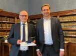 Verleihung der bayerischen Justizmedaille - Dr. Heinz Ponnath und Justizminister Georg Eisenreich (von links)