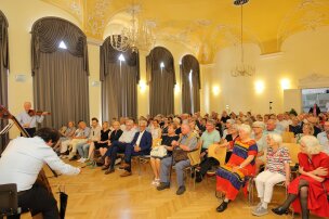 Im ausverkauften Festsaal boten die fünf herausragenden Künstler trotz hochsommerlicher Temperaturen den Zuhörern musikalischen Hochgenuss dar.