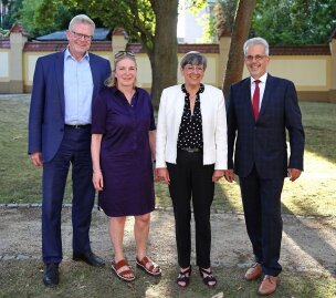 von links: Oberbürgermeister Thomas Ebersberger mit Begleitung, Regierungspräsidentin Heidrun Piwernetz und PräsLG Burghar