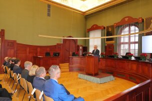 PräsLG Burghardt begrüßt die zahlreich erschienenen Gäste und Ehrengäste