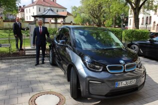 Neue Ladesäule für Elektrofahrzeuge im Justizpalast Bayreuth Neue Ladesäule für Elektrofahrzeuge im Justizpalast Bayreuth