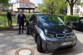 Neue Ladesäule für Elektrofahrzeuge im Justizpalast Bayreuth