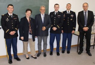PräsLG Burghardt (Mitte) und Ausbildungsleiter Dr. Dobmeier (rechts) mit Referenten vom Staff Judge Advocate der U.S.Army