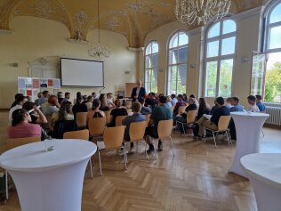 Referent Dr. Heinz Ponnath im Kreis der Zuhörer