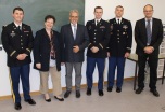 Präsident des Landgerichts Burghardt (Mitte) und Ausbildungsleiter Dr. Dobmeier (rechts) mit den Referenten vom Staff Judge Advocate der U.S.Army