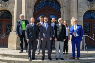Richter Dr. Marko Brus aus Slowenien (untere Reihe 2. von rechts) mit Kolleginnen und Kollegen vom Landgericht Bayreuth Richter Dr. Marko Brus aus Slowenien (untere Reihe 2. von rechts) mit Kolleginnen und Kollegen vom Landgericht Bayreuth