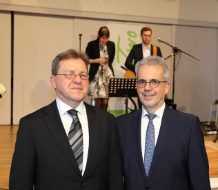 Präsident des Landgerichts Burghardt (rechts) mit seinem Amtsvorgänger Präsident a.D. Prof. Dr. Bernreuther (links) Präsident des Landgerichts Burghardt (rechts) mit seinem Amtsvorgänger Präsident a.D. Prof. Dr. Bernreuther (links)