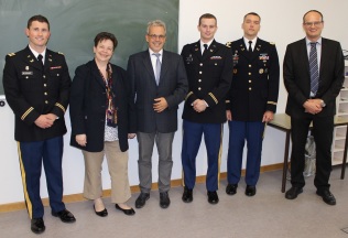 Präsident des Landgerichts Burghardt (Mitte) und Ausbildungsleiter Dr. Dobmeier (rechts) mit den Referenten vom Staff Judge Advocate der U.S.Army Präsident des Landgerichts Burghardt (Mitte) und Ausbildungsleiter Dr. Dobmeier (rechts) mit den Referenten vom Staff Judge Advocate der U.S.Army