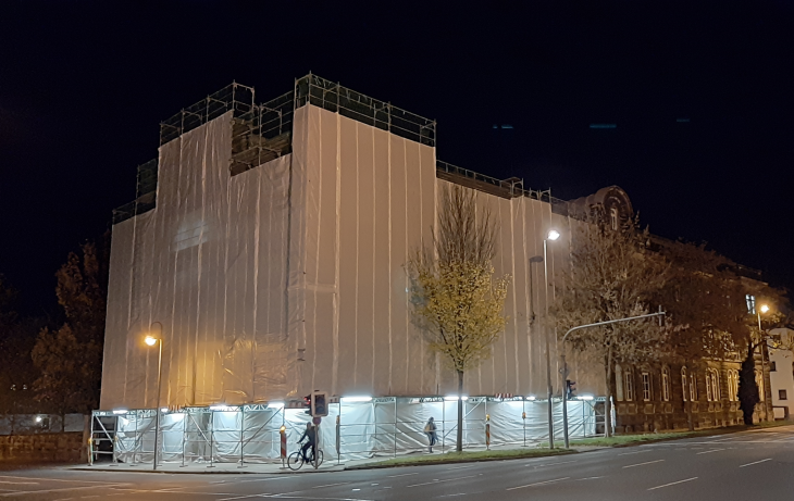 Verhüllte Fassade des JG II bei Nacht