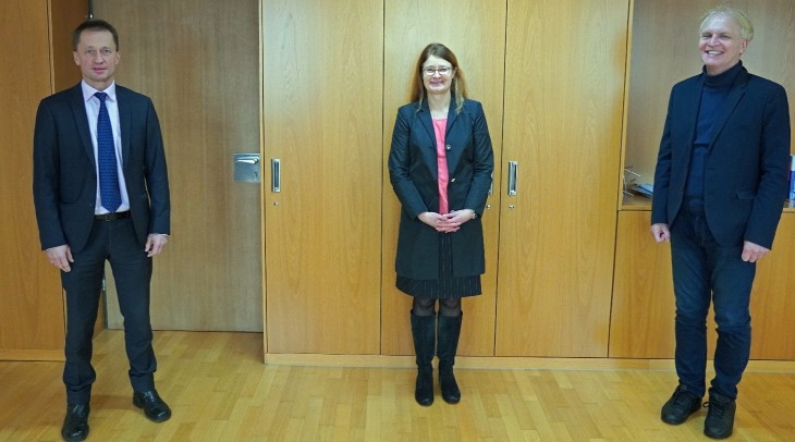 Die neue Vizepräsidentin Christine von Massenbach dem Präsiden Dr. Clemens Prokop (rechts) und ihrem Vorgänger, dem Direktor des Amtsgerichts Landshut Theo Ziegler (Links) Die neue Vizepräsidentin Christine von Massenbach dem Präsiden Dr. Clemens Prokop (rechts) und ihrem Vorgänger, dem Direktor des Amtsgerichts Landshut Theo Ziegler (Links)