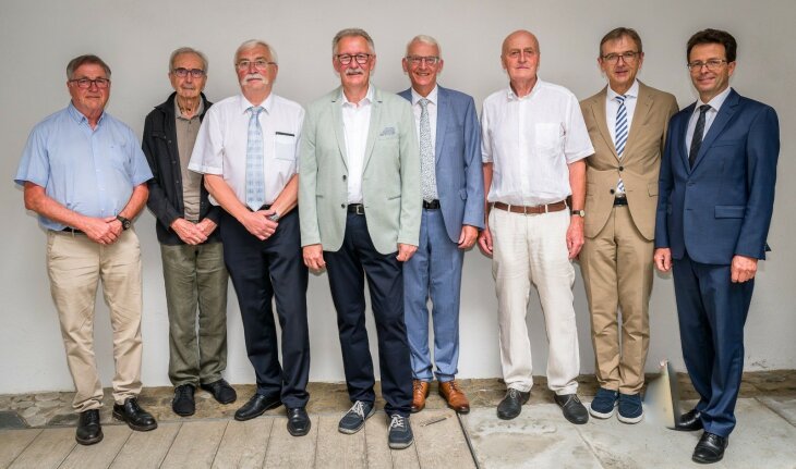 Foto: Winfried Schwarz - Präsident a.D. Prof. Dr. Thiere, Vizepräsident a.D. Falckenberg, Präsident a.D. Dr. Kreuzpointner, Geschäftsleiter Hofmann, Präsident a.D. Dr. Ermer, Präsident a.D. Melzer, Präsident Beß und Vizepräsident Brinkmann (v.l.n.r.) Foto: Winfried Schwarz - Präsident a.D. Prof. Dr. Thiere, Vizepräsident a.D. Falckenberg, Präsident a.D. Dr. Kreuzpointner, Geschäftsleiter Hofmann, Präsident a.D. Dr. Ermer, Präsident a.D. Melzer, Präsident Beß und Vizepräsident Brinkmann (v.l.n.r.)