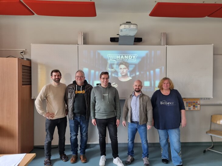 v.l.n.r.: Lehrer Matthias Wöhrle und Volker Chiba, Staatsanwalt Pierre Weber, Rektor Roland Lenz und Vertrauenslehrerin Sonja Voto. Foto: Landgericht Memmingen