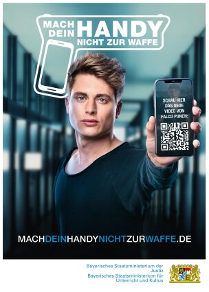 Das Logo der Kampagne. Falco Punch hält sein Smartphone ins Bild. Das Logo der Kampagne. Falco Punch hält sein Smartphone ins Bild.