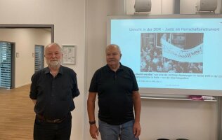 v.l. Zeitzeuge Dr. Martin Böttger und Historiker Prof. Dr. Rainer Eckert im Ausbildungszentrum für Rechtsreferendare in Nürnberg am 21. Juni 2023